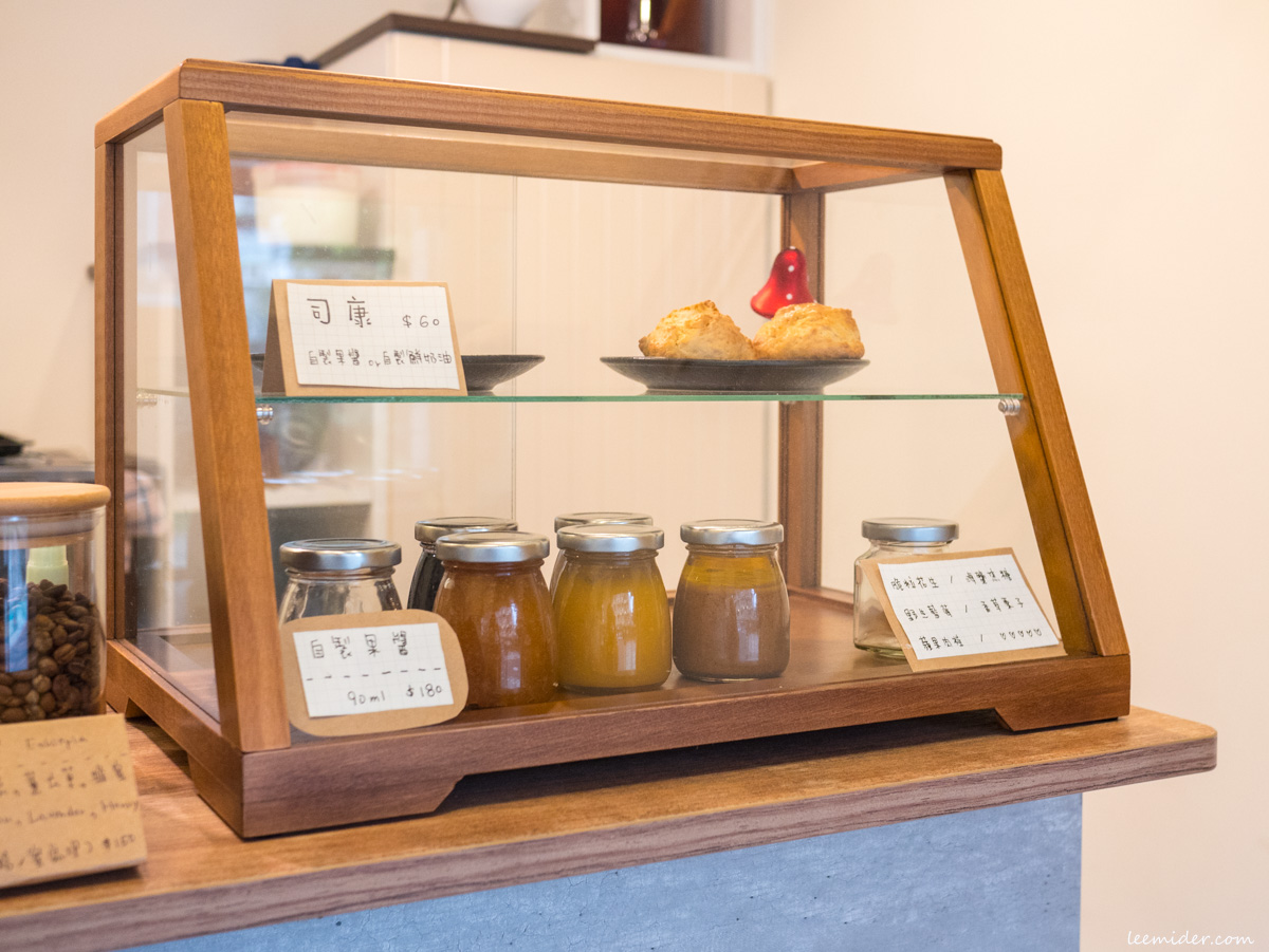 古亭Buloo Cafe咖啡店展示櫃司康和自製瓶裝果醬